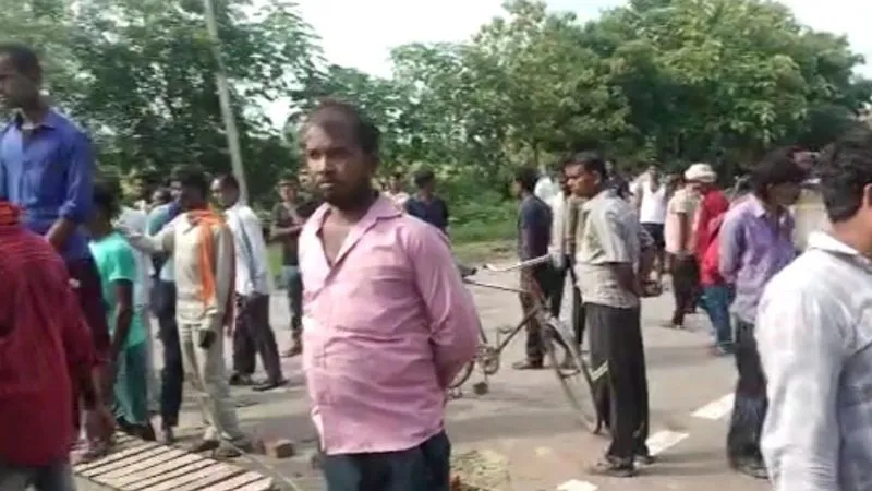 Kanpur Accident : डंपर की टक्कर से भाई-बहन की मौत, ग्रामीणों ने हाईवे किया जाम, SDM को नहीं जाने दिया हमीरपुर