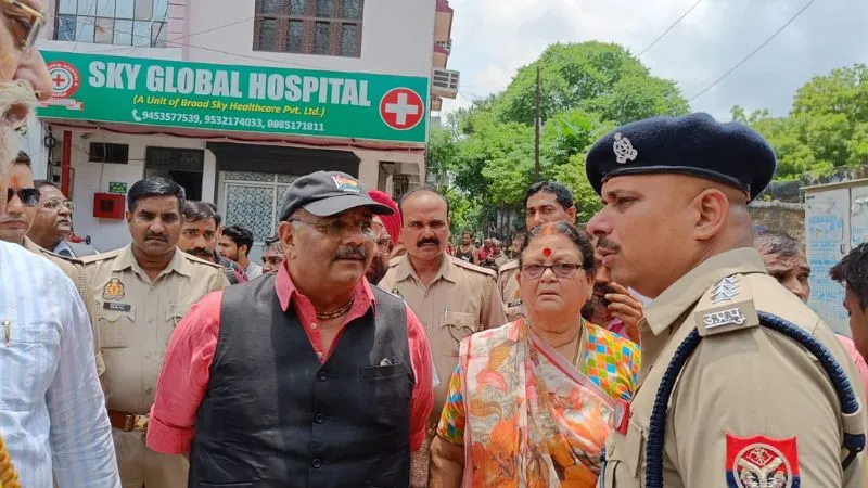Kanpur: प्राचीन मंदिर व वृद्धा के घर पर कब्जा, महापौर प्रमिला पांडेय ने खड़े होकर तुड़वाया ताला, जानें- पूरा मामला