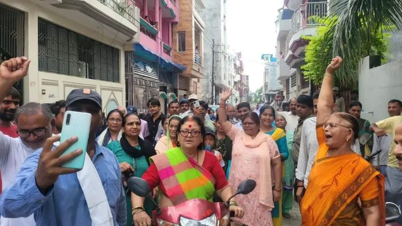 Kanpur News: स्कूटी से सड़क पर निकली महापौर प्रमिला पांडेय, जलभराव का किया निरीक्षण, अधिकारियों की लगाई क्लास