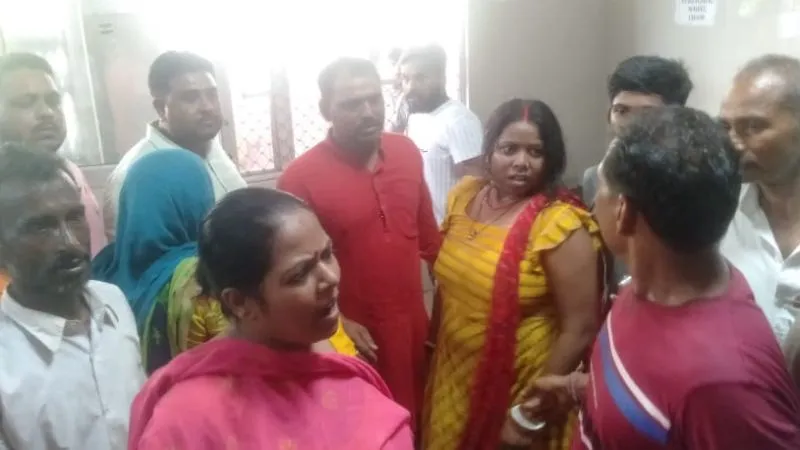 Kanpur: सीवरेज लाइन जोड़ने का विवाद, दो पड़ोसियों में पथराव व फायरिंग, बेकसूर ई-रिक्शा चालक की मौत, ऐसे समझे मामला