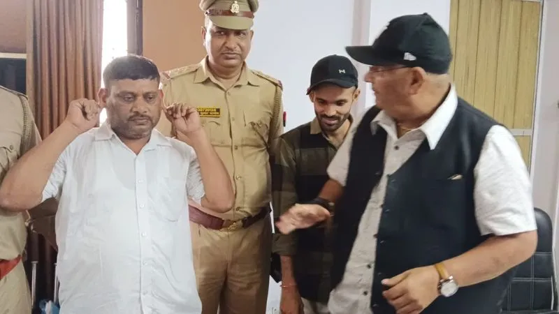 Kanpur News: आवास दिलाने के नाम पर करता था ठगी, विकास भवन में आरोपी ने पकड़े कान, जानें- पूरा मामला