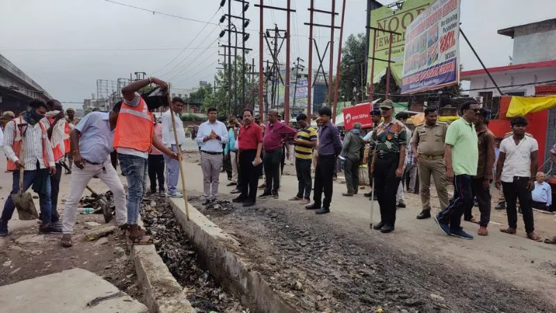 Kanpur: नाला सफाई में लारपवाही पर दो फर्म ब्लैक लिस्टेड, नगर आयुक्त शिवशरणप्पा जीएन ने निरीक्षण में नाला पाया गंदा