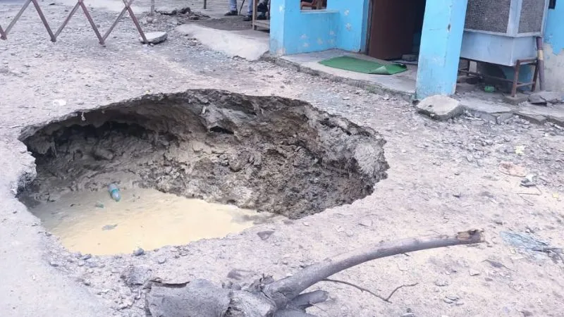 Kanpur News : बरसात में स्मार्ट सिटी की सड़कें देने लगीं दगा, हिचकोले खाकर वाहन सवार हो रहे चुटहिल