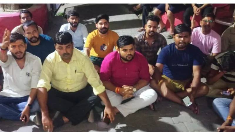 Kanpur: बजरिया थाने का घेराव कर भाजपाइयों ने किया हंगामा, पीरोड़ चौकी प्रभारी पर अभद्रता का आरोप, निलंबन की मांग