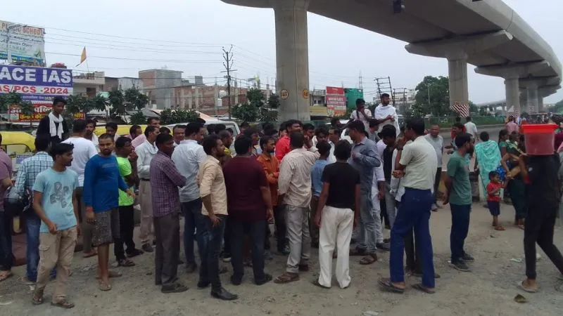 Kanpur: व्यापारी सड़कों पर उतरे, बोले- वन वे के चलते मार्केट में नही होती दुकानदारी, दुकानें बंद कराकर जताया विरोध