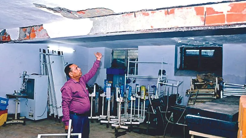 Kanpur News: KPM अस्पताल की हालत खराब, IIT करेगा जांच, छतों के दिखने लगे ईटें व सरिया, कभी भी हो सकता हादसा