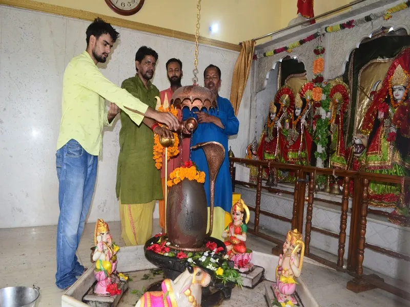 मुरादाबाद : आस्था के जल से नहलाए गए भोलेनाथ, हर ओर गूंजा हर हर महादेव 