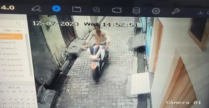 बरेली: घर के बाहर खड़ी बाइक चोरी, वारदात सीसीटीवी कैमरे में कैद 