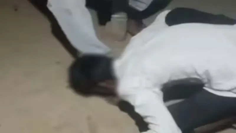 Video: MP के बाद अब UP में दलित युवक संग क्रूरता, लाइन मैन ने पहले पीटा, फिर चटवाई चप्पल, गिरफ्तार