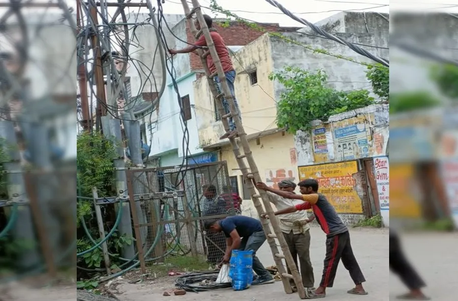 बरेली: सूफी टोला में एलटी लाइन टूटकर गिरी, कई लोग चपेट में आने से बचे