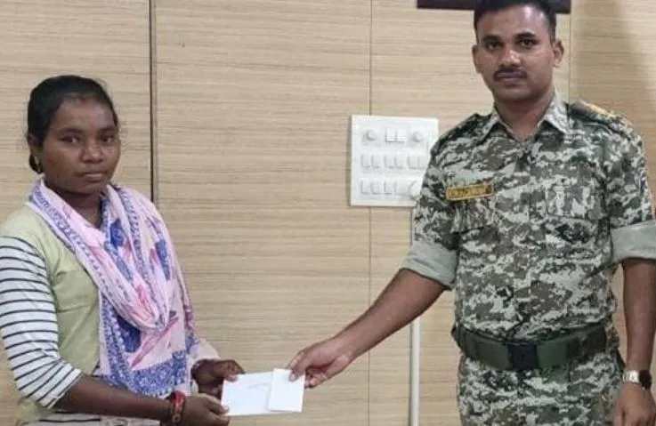 छत्तीसगढ़: नक्सली भीमे ने पुलिस के समक्ष किया आत्मसमर्पण, प्रशासन ने आठ लाख का रखा था इनाम