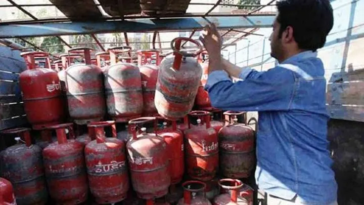 रुद्रपुर: छापेमारी में जब्त किए 27 घरेलू गैस सिलेंडर