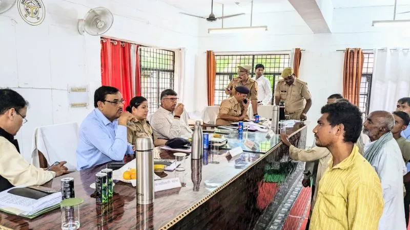 Mahoba News : संपूर्ण समाधान दिवस पर फरियादियो की जुटी भारी भीड़, अधिकारियों ने समस्य सुन निस्तारण के दिए आदेश