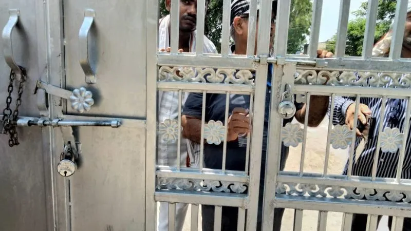 Mahoba News : निर्माण कार्यों का 30 करोड़ रुपये का भुगतान न होने पर प्रधानों ने ब्लाक के गेट पर  जड़ा ताला 
