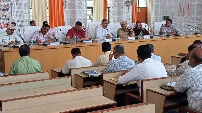 Mahoba: वृक्षों को रापित करने के साथ देखभाल का भी ले संकल्प, सचिव ने वृक्षारोपण जन आन्दोलन को सफल बनाने की अपील
