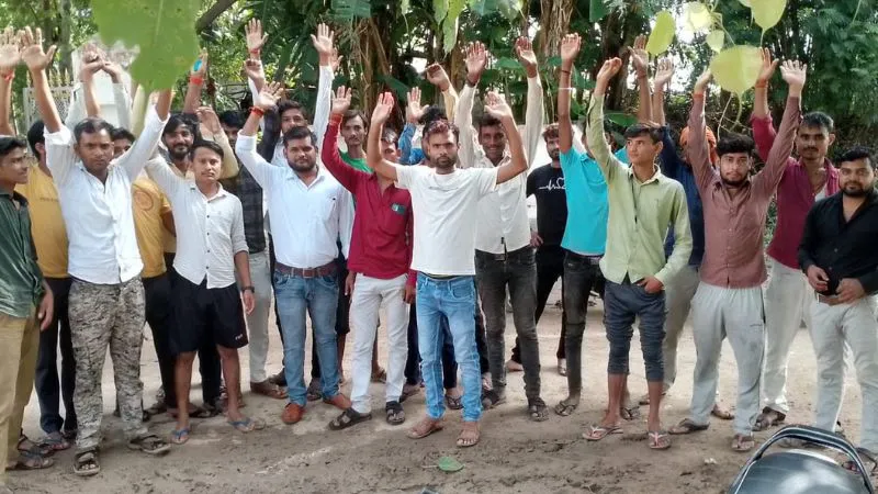 Mahoba News : ओवरलोड ट्रकों के संचालन के विरोध में ग्रामीणों ने किया प्रदर्शन, आवाजाही पर रोक लगाने की मांग