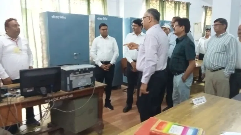 Mahoba News : राजस्व परिषद के अध्यक्ष ने कलेक्ट्रेट और तहसील का किया निरीक्षण, अधिकारियों को दिए ये निर्देश