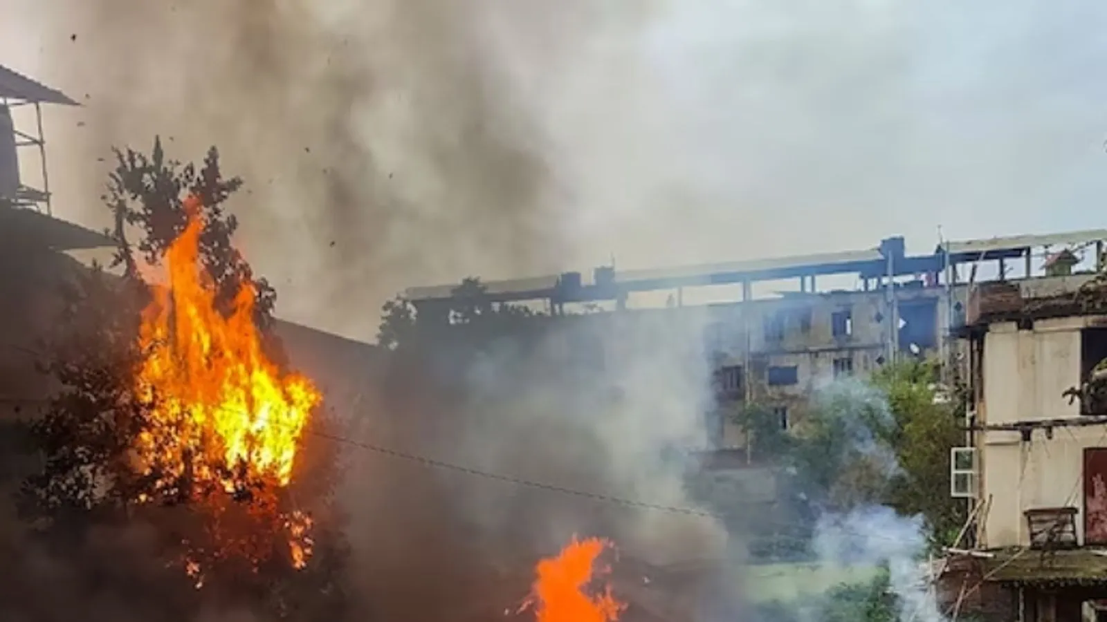 मणिपुर के मोरेह में भीड़ ने घरों में आग लगाई, सुरक्षा बलों की बसों को भी बनाया निशाना  