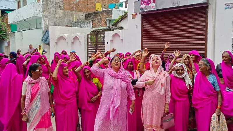Mahoba News: Manish Dubey के खिलाफ कार्यवाही को लेकर गुलाबी गैंग सडकों पर उतरा, SDM को ज्ञापन सौंप जताई नाराजगी