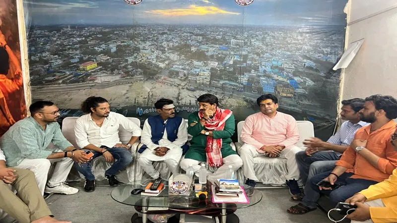 वाराणसी: मनोज तिवारी ने अस्सी घाट पर वितरण किया जरूरतमंदों को भोजन