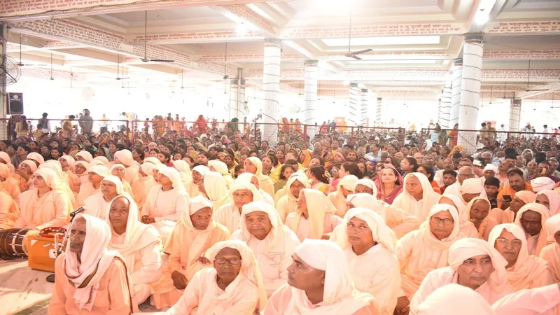 Guru Purnima: वाराणसी के मठ गड़वाघाट में 