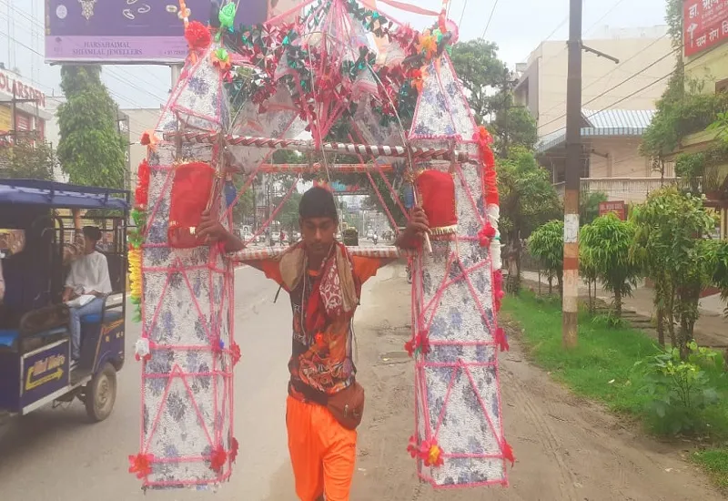 मुरादाबाद : बारिश में भी गूंजा हर हर महादेव, हरिद्वार से गंगा जल लेकर आने लगे कांवड़िए