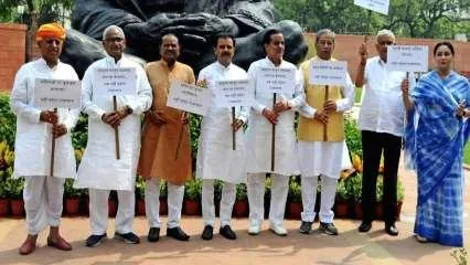 संसद में बीजेपी सांसदों का प्रदर्शन, बोले- विपक्ष को सिर्फ मणिपुर का मुद्दा ही दिखता