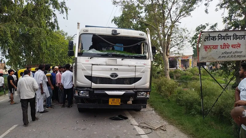 रामपुर : डंपर की चपेट में आकर एक साल की बच्ची मौत, गुस्साए परिजनों व ग्रामीणों ने की तोड़फोड़