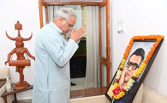 भूपेश ने  बिसाहू दास महंत की पुण्यतिथि पर उन्हें अर्पित किए श्रद्धासुमन 