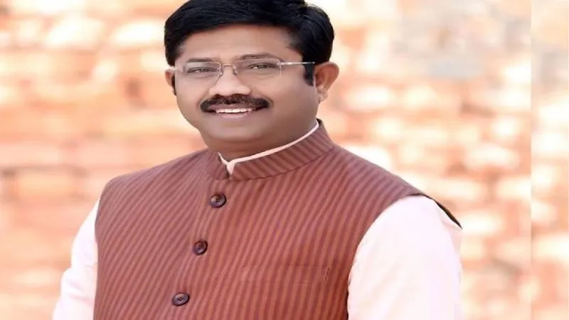 Kanpur में औद्योगिक विकास मंत्री नंद गोपाल गुप्ता नंदी ने लगाए पौधे, बोले- देखते रहिए अभी कितने लोग नाराज होंगे