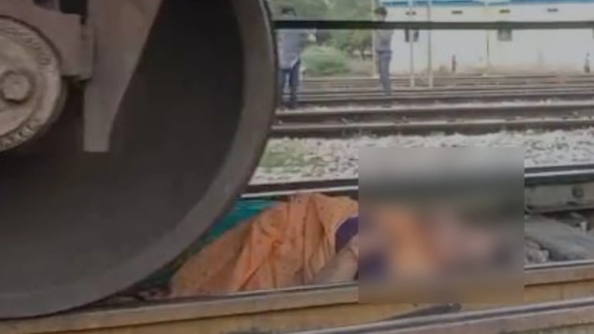 कासगंज: बेहोश होकर ट्रैक के बीच गिरी महिला, ऊपर से गुजर गई मालगाड़ी