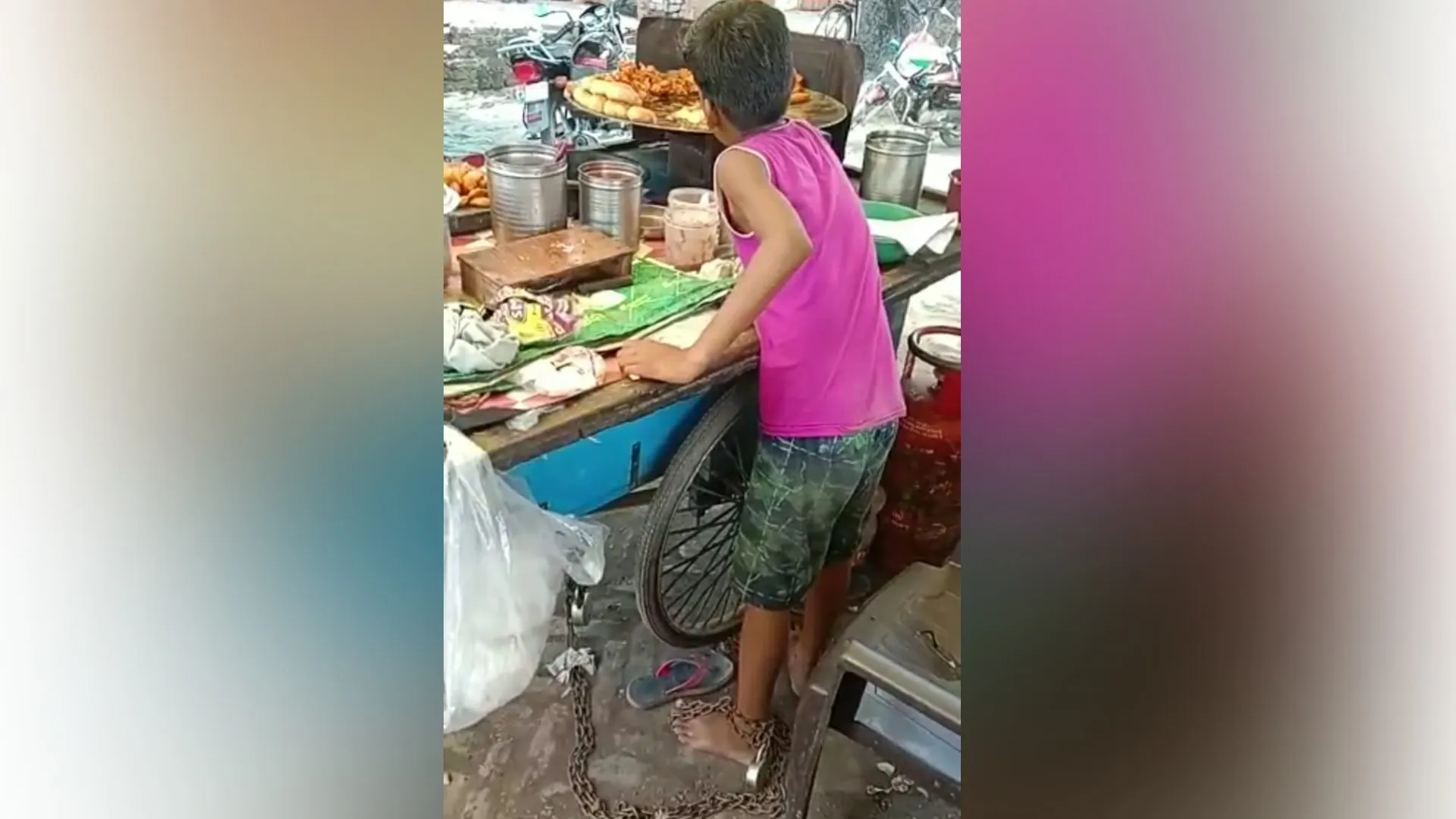पीलीभीत: चाट पकौड़ी के ठेले पर काम करते वक्त जंजीर से बंधा मासूम..जानिए क्या है मामला 