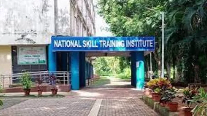 Kanpur News : राफेल और मिराज के कल-पुर्जे बनाना सीखेंगे NSTI के छात्र, अधिकारियों ने किया संस्थान का निरीक्षण