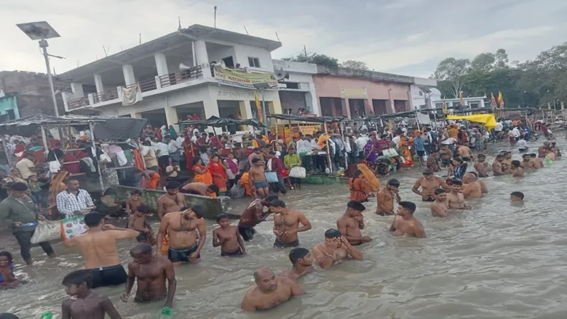 रायबरेली: हरियाली अमावस्या पर गंगा तटों में उमड़ा श्रद्धा का सैलाब, लाखों श्रद्धालुओं ने लगाई डुबकी