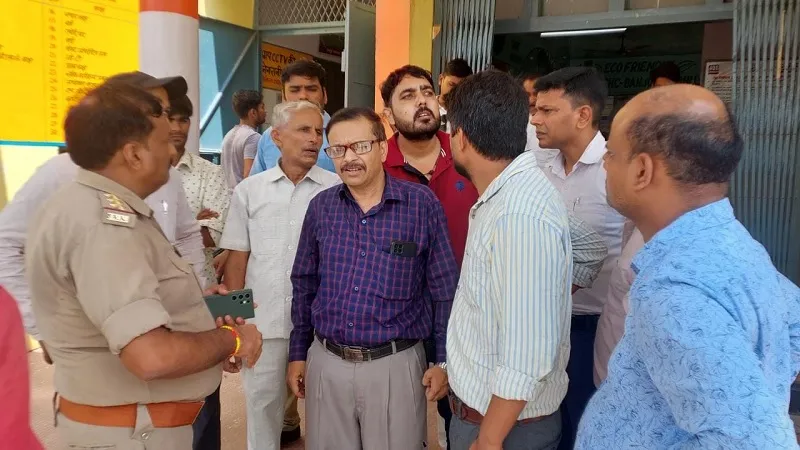 संभल: पिकअप की टक्कर से बाइक सवार महिला की मौत, पति व भतीजी गंभीर