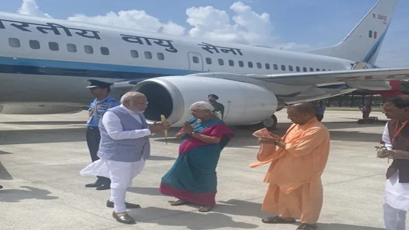 PM Modi: गोरखपुर पहुंचे पीएम मोदी, राज्यपाल और सीएम योगी ने किया स्वागत