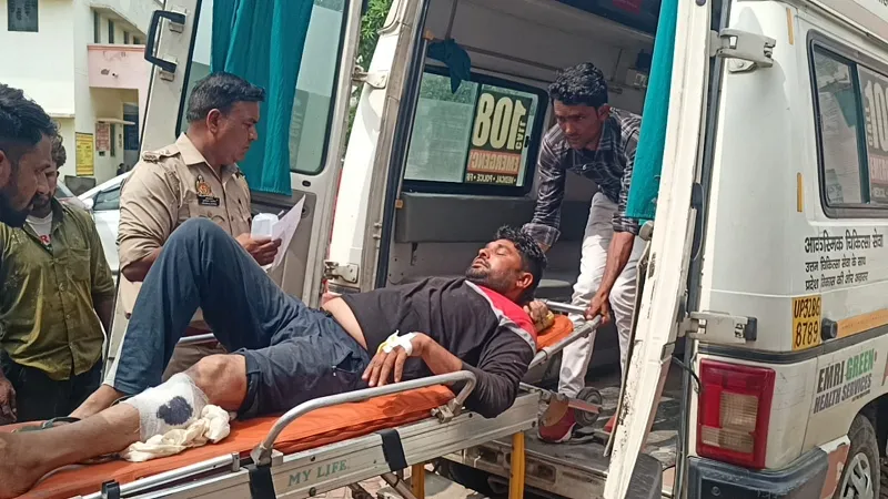 अमरोहा: पुलिस मुठभेड़ में तीन बदमाश गिरफ्तार, पैर में गोली लगने से एक आरोपी घायल