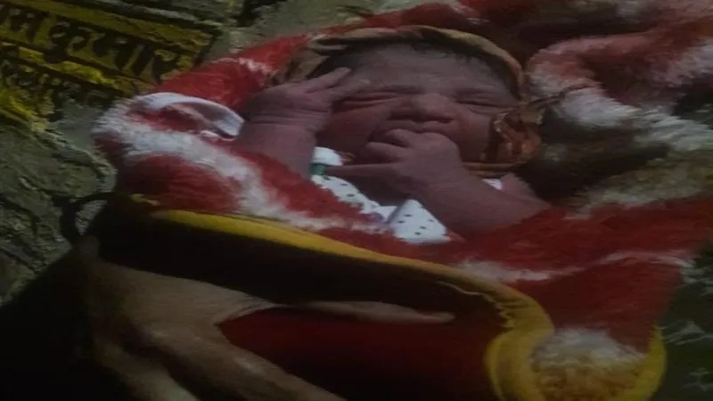 प्रयागराज: रामबाग स्टेशन के बाहर मिली नवजात बच्ची, अस्पताल में भर्ती 