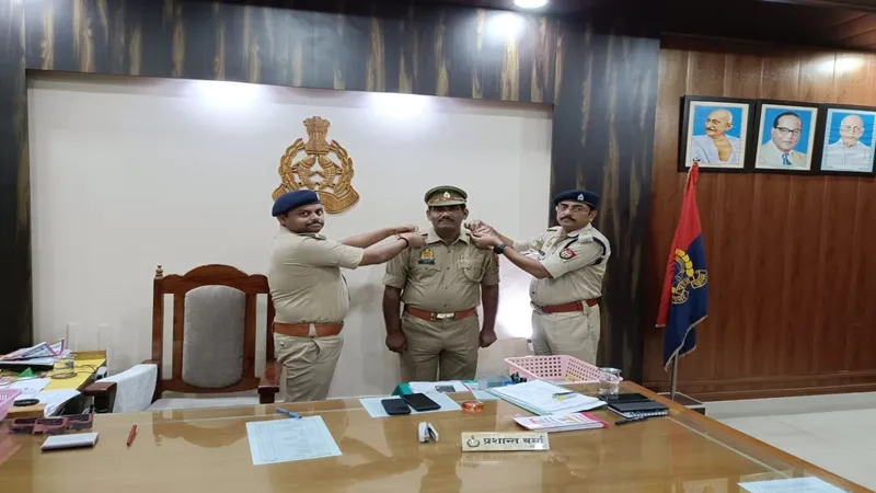 बहराइच: उप निरीक्षक से निरीक्षक बने दो एसआई को एसपी ने लगाए स्टार