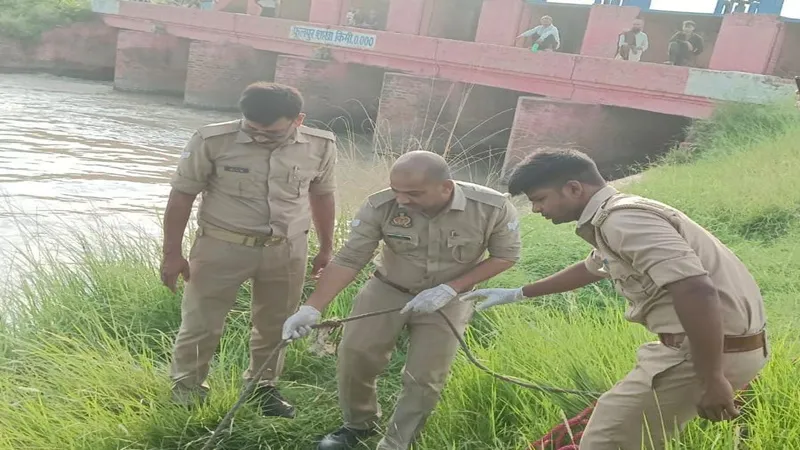 प्रतापगढ़: खाकी पैंट, पुलिस की कैप लगाए युवक समेत तीन का नहर में उतराता मिला शव, इलाके में हड़कंप
