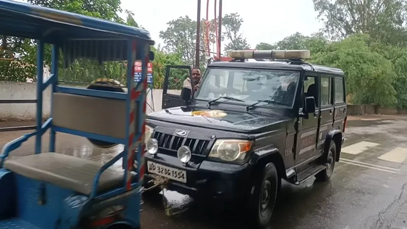 बहराइच: पीआरवी वाहन हुई खराब तो ई-रिक्शा से टोचन कर ले गई पुलिसकर्मी, वीडियो वायरल