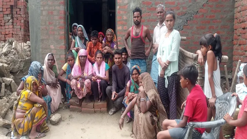 रायबरेली: कच्ची दीवार ढहने से मलबे में दबकर युवक की मौत, एसडीएम ने घटनास्थल का लिया जायजा 