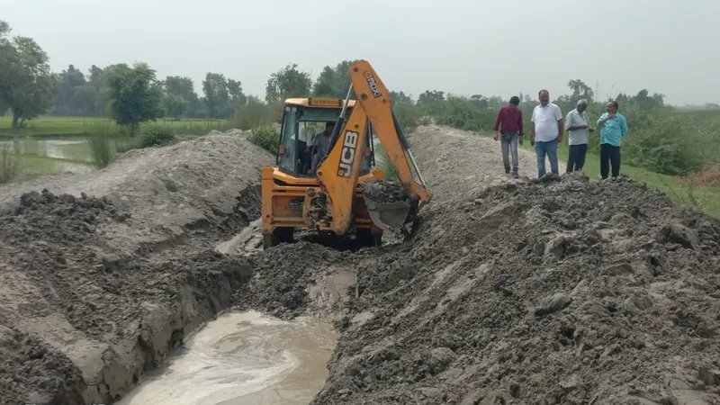 रायबरेली: शंकरपुर माइनर की शुरू हुई जेसीबी से  खोदाई, जिपं सदस्य के पत्र के बाद जागा विभाग
