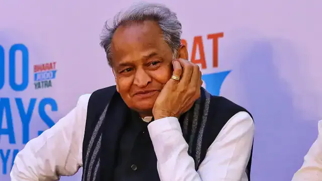 गहलोत ने कहा- लाल डायरी की बजाय महंगाई से लोगों के हुए लाल चेहरो पर करे बात