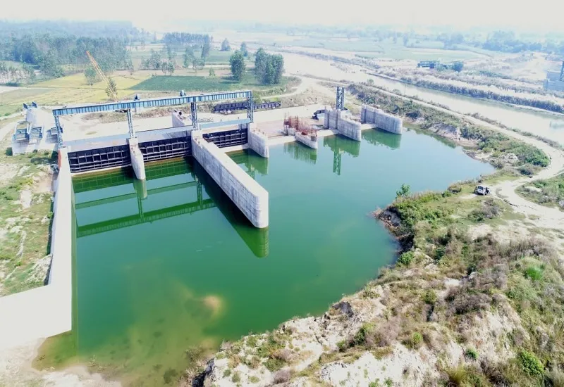 रामपुर : नहरों की टेल तक पहुंचेगा पानी, 629 करोड़ की लागत से बन रहा रामपुर बैराज