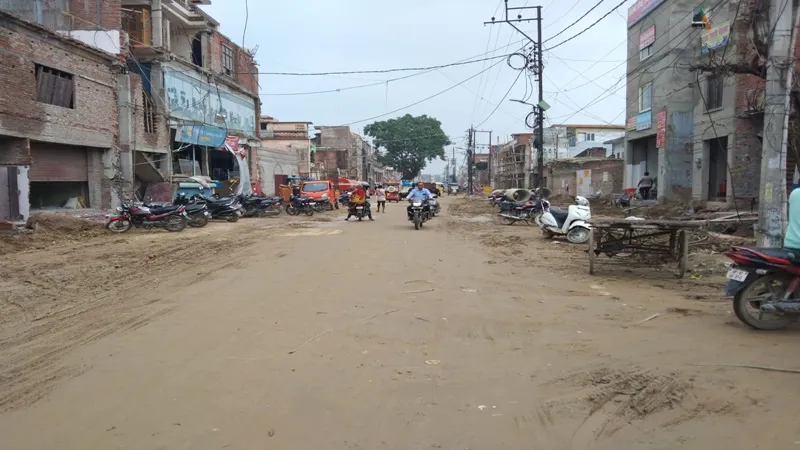 अयोध्या: रामपथ पर उतरे डीएम, तब नींद से जागी निर्माण एजेंसी, लोग बोले- काश पहले आ जाते जिलाधिकारी