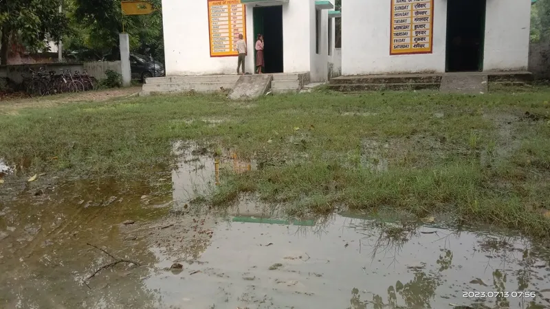 रायबरेली: स्कूल परिसर में भरा पानी, सफाईकर्मी कर रहे बाबूगिरी 
