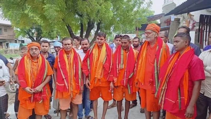 रायबरेली: गूढ़ा से हरिद्वार और वैद्यनाथ धाम के लिए रवाना हुआ कांवड़ियों का जत्था