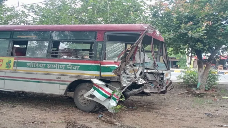 रायबरेली: रोडवेज बस ने डीसीएम में पीछे से मारी टक्कर, बस चालक की हुई मौत 