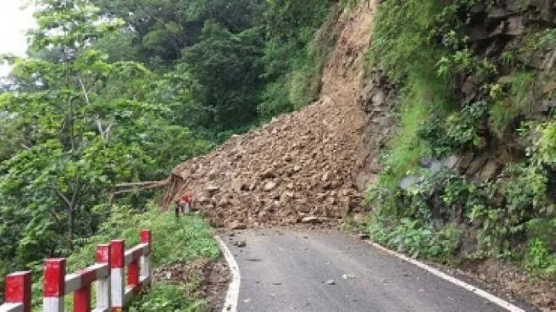 हल्द्वानी: हैड़ाखान मार्ग पर फिर आया मलबा, घंटों रहा आवागमन बाधित
